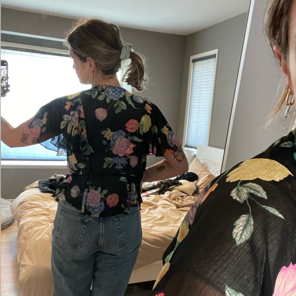 TOPSHOP "Frieda Floral Ruffle Tie Top" - Picture 4 of 6
